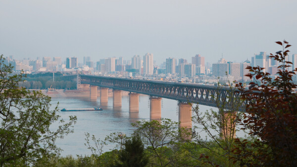 初春的长江大桥