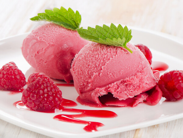 树莓冰淇淋美味图片