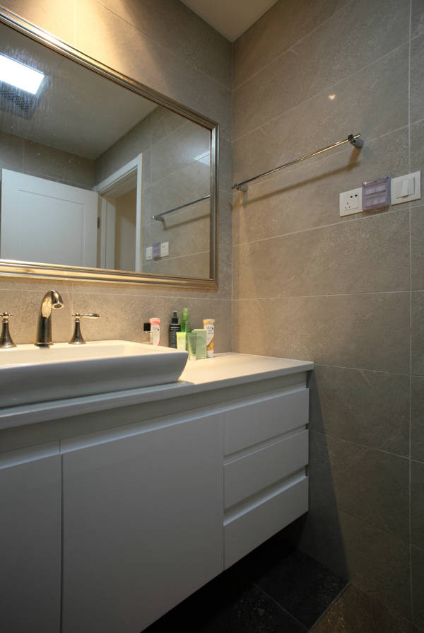 现代清新浴室白色洗手台室内装修效果图