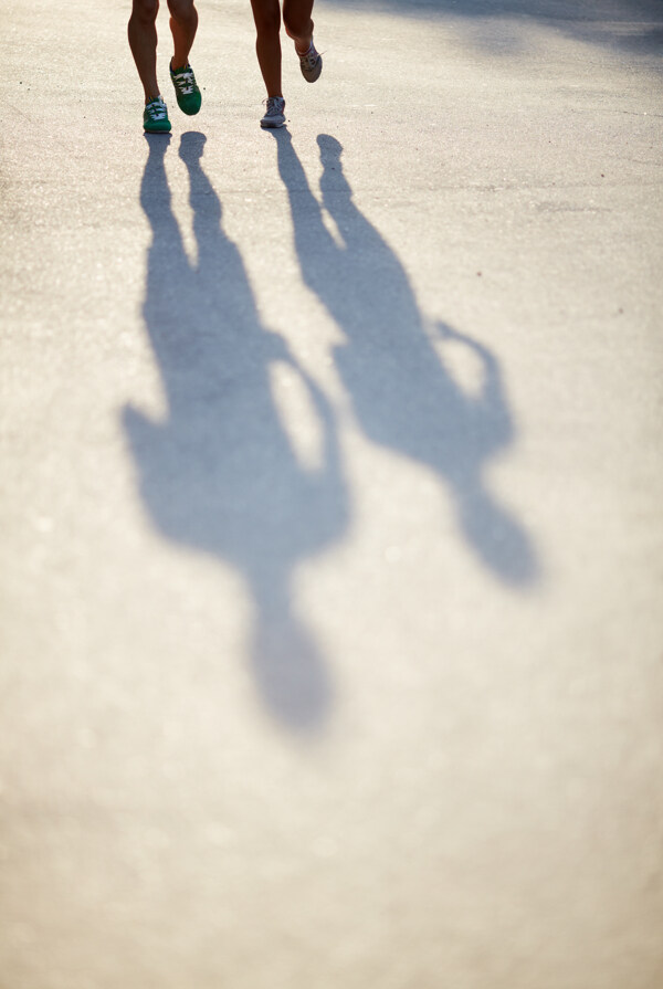 情侣跑步的影子图片