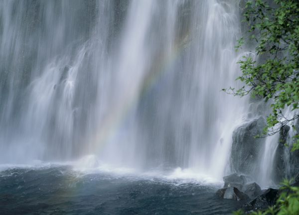 瀑布上的彩虹特写图片