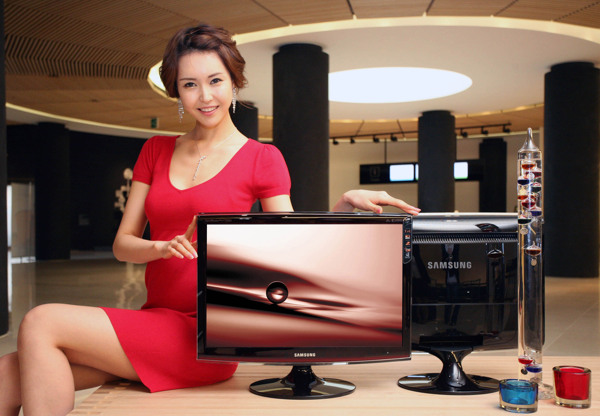展示電視的美女模特圖片