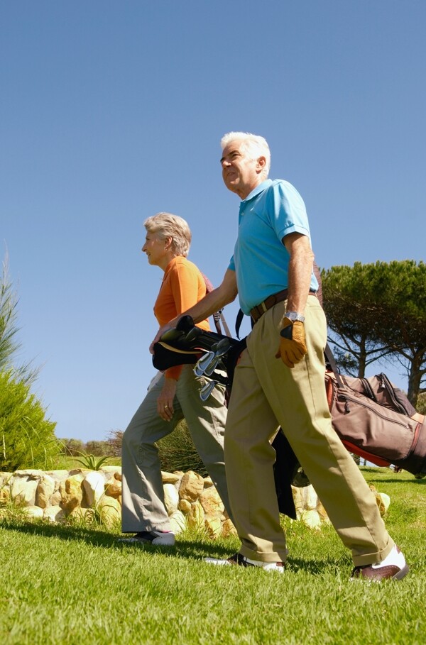 打高尔夫球的老年夫妇高清图片