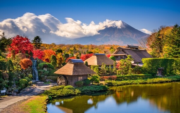 富士山前的度假村图片