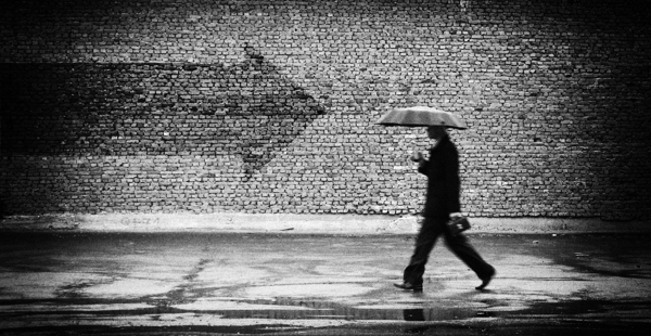 搭雨傘走路的男人圖片