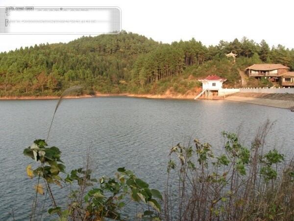 湖水草山樹(shù)房子壩