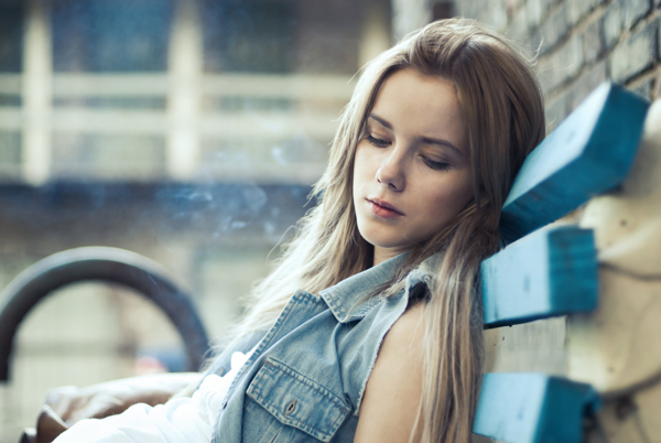 靠在椅子上的美女圖片