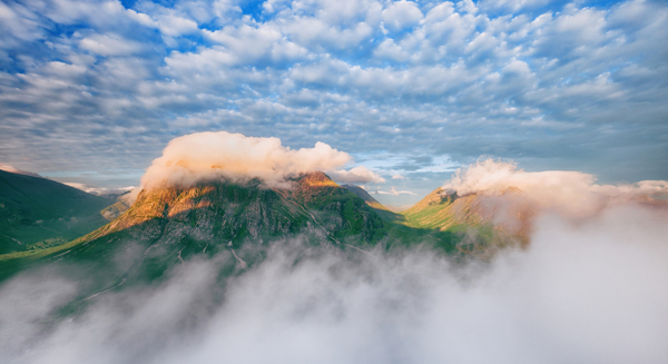 云雾环绕的山景