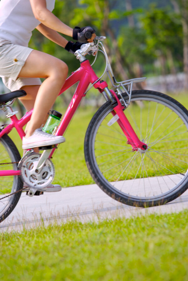 親子休閑腳踏車(chē)自行車(chē)腳踏車(chē)賽車(chē)戶(hù)外運(yùn)動(dòng)車(chē)道風(fēng)景草坪