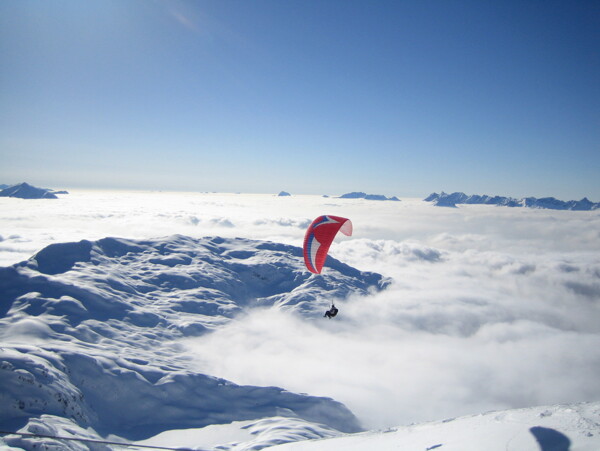 雪山上的滑翔伞图片