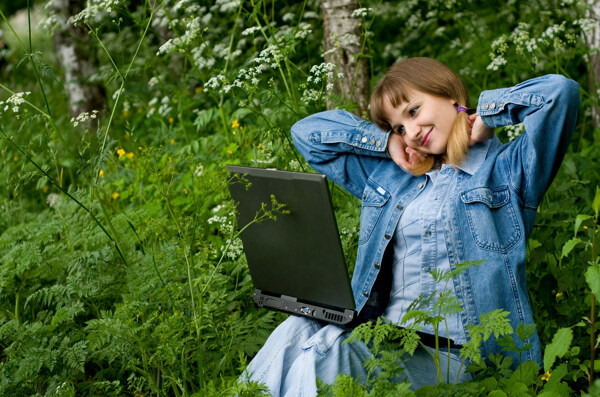 在树林里玩电脑的外国时尚美女图片