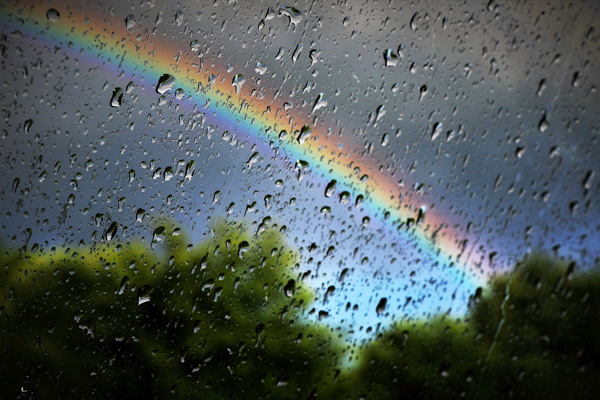 窗外雨后彩虹图片
