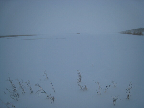 冰雪池塘图片