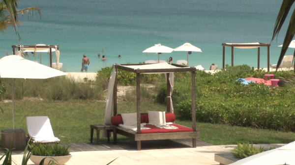 酒店度假小屋和海滨沙滩5股票视频录像的椅子