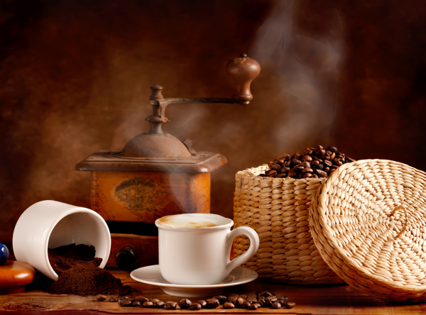 咖啡豆与咖啡研磨器图片