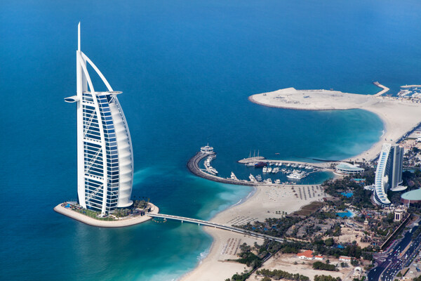 海边迪拜旅游背景海报素材图片