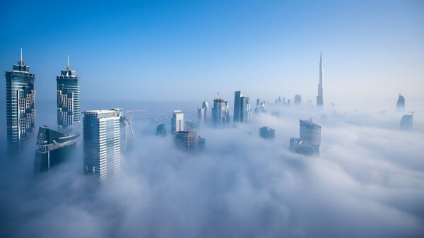 迷雾的城市风景图片