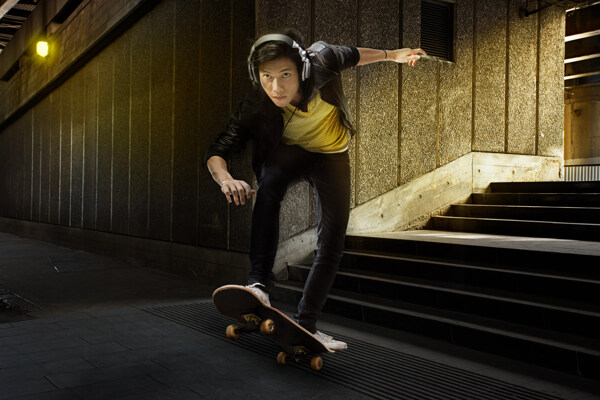 听音乐玩滑板的时尚青年图片