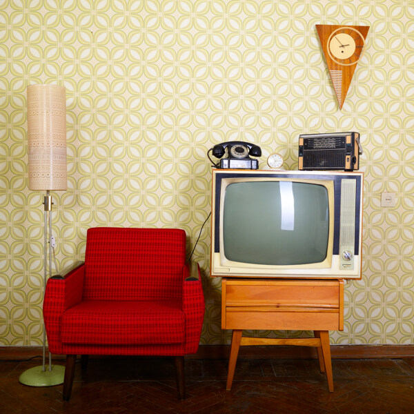 复古电视机和沙发效果图图片