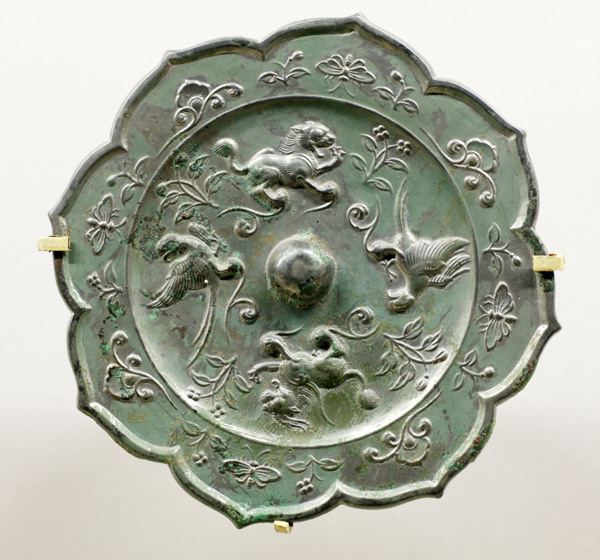 唐代双鸾四兽铜镜图片