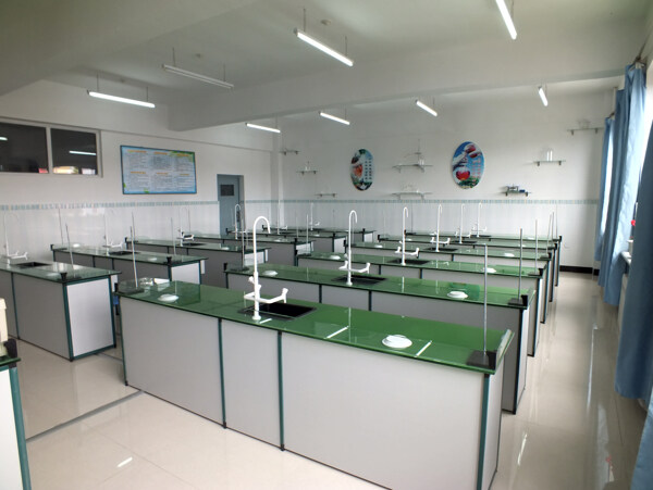 一中化学实验室内景图片