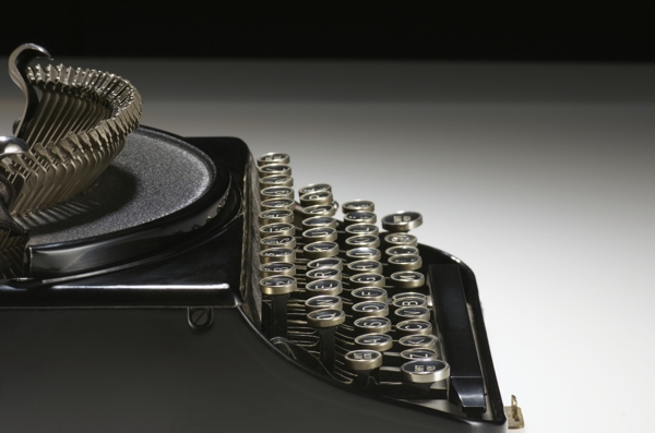 老式机械打字机侧面图片