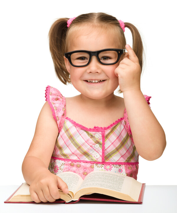 微笑着看书的女孩图片