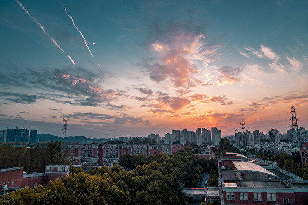 城市建筑夕阳天空风景图片