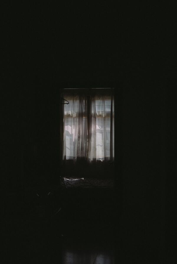 乌漆嘛黑的小房子窗户亮着灯