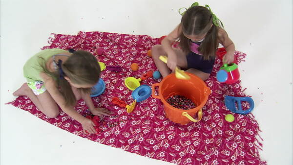 8岁的双胞胎在海滩上玩3股票视频假装