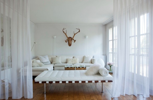 现代浪漫客厅白色窗帘室内装修效果图