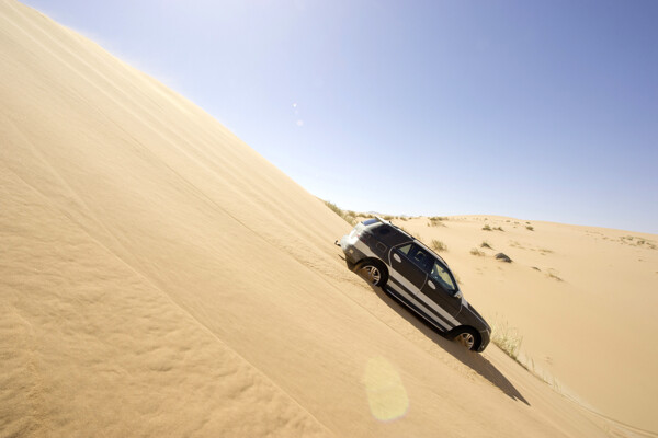 沙漠上的越野车图片