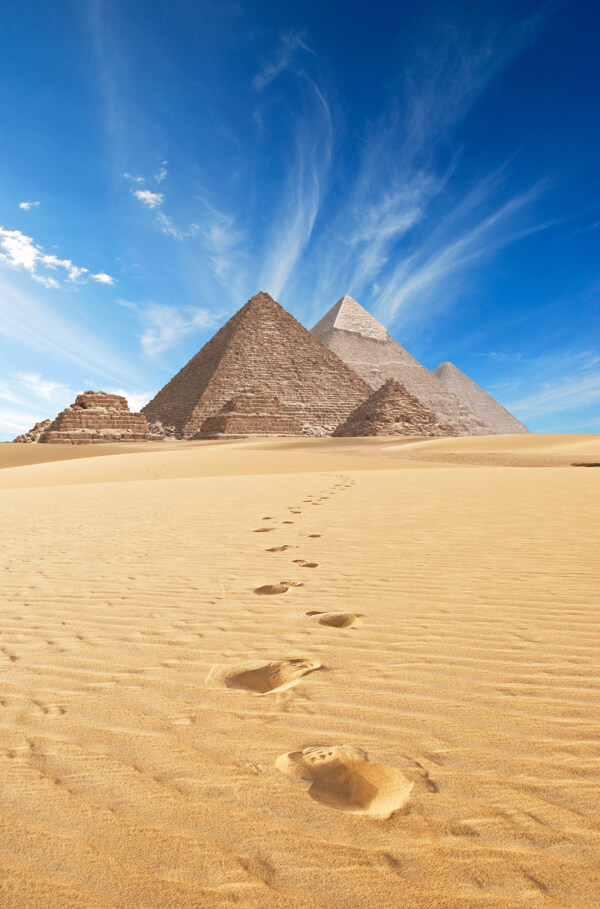 沙漠上的金字塔