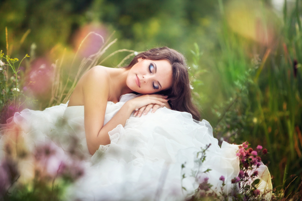 坐在草丛中的新娘图片