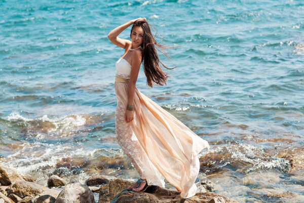 海邊的性感美女圖片