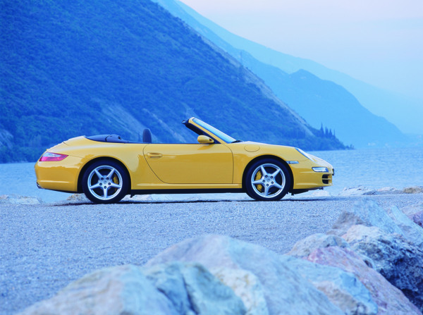 山峰风景与黄色跑车图片