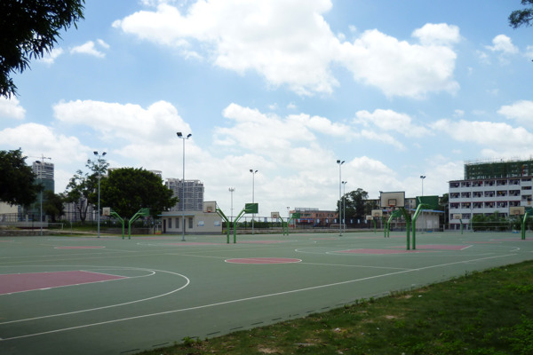 校园里的篮球场图片