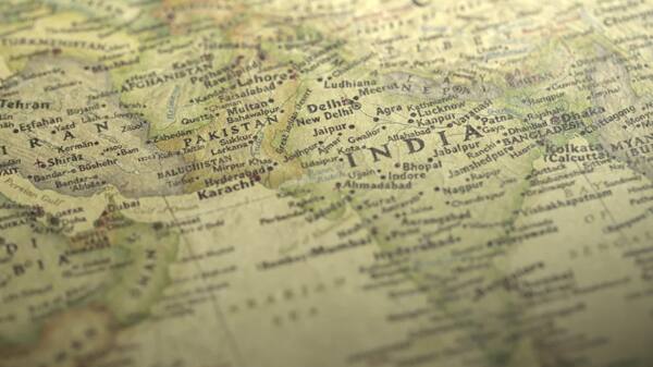浏览一张横跨印度的老式地图