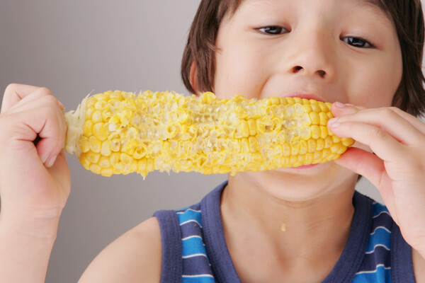 吃玉米棒子的小男孩图片