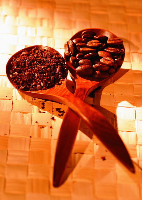木勺里的咖啡豆咖啡渣图片