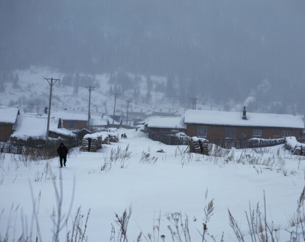 山下白雪皑皑的村庄图片