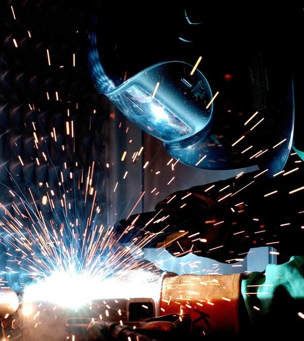 电焊工人工业生产背景素材图片
