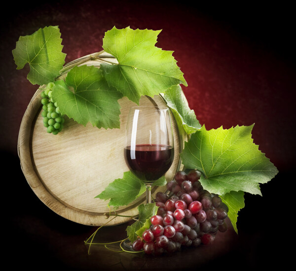 葡萄酒橡木桶酒杯和葡萄图片