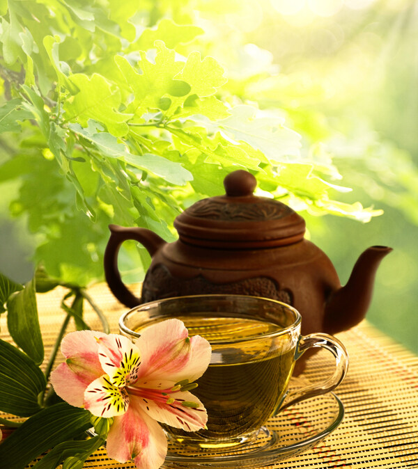 桌子上的茶壺和茶圖片
