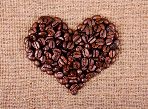 咖啡豆组成的爱心图片