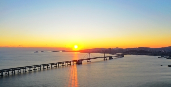 大连跨海大桥的日落图片