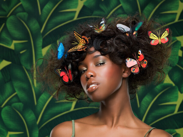 头上落满蝴蝶的黑人模特图片
