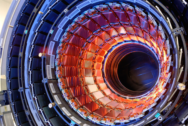 电子对撞机复杂的内部结构图片
