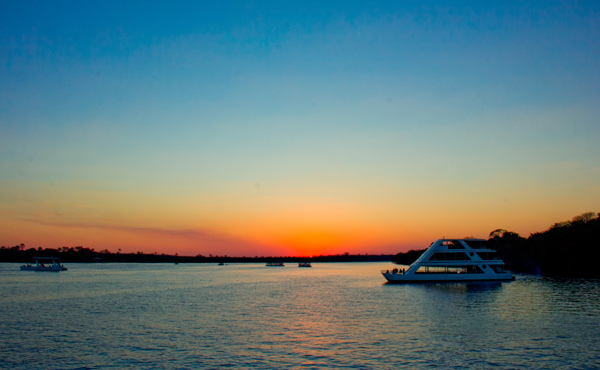 赞比西河落日游轮图片