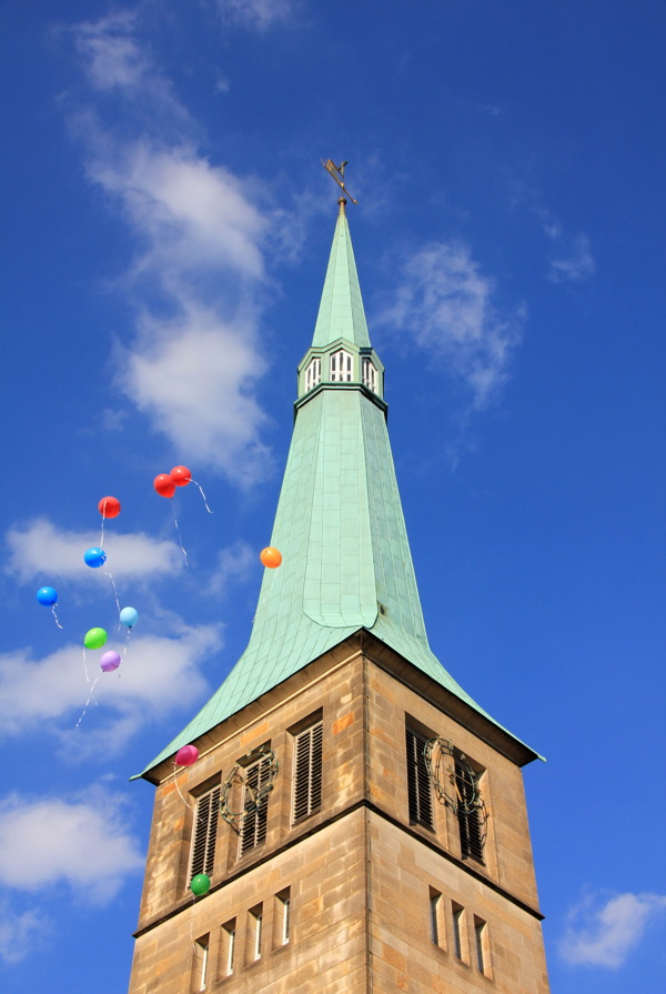 蓝色尖塔的教堂图片